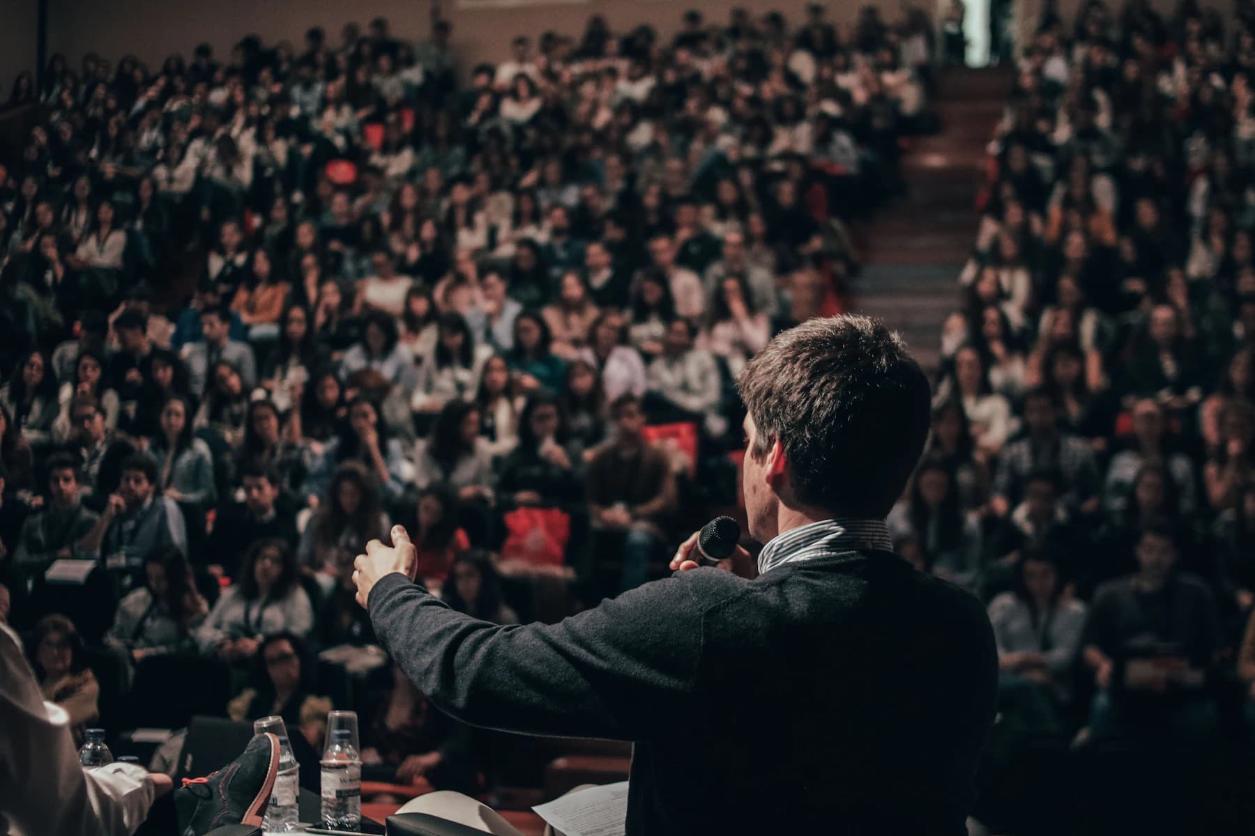 Fundador falando em um palco